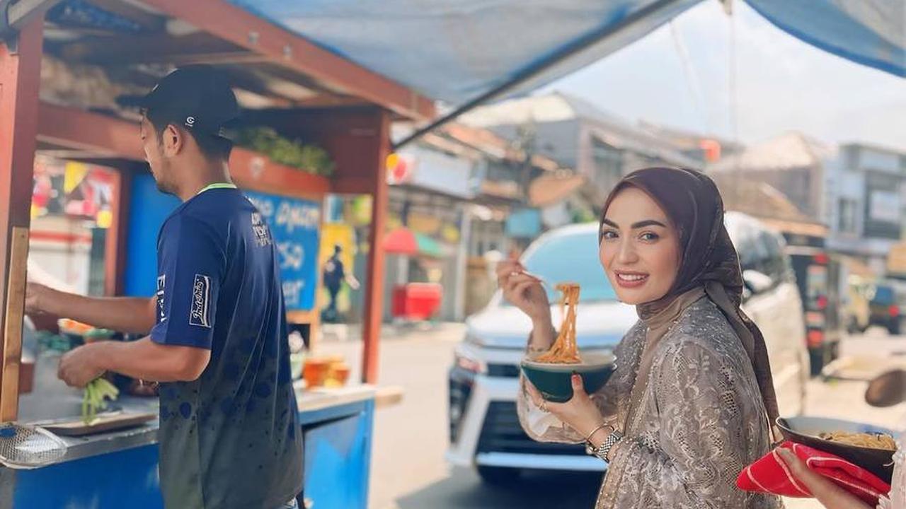 Seperti yang kita tahu, Imel menjadi salah satu selebriti yang menggeluti bisnis fashion dan menjadi seorang desainer.