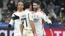 Setelah dua tiket ke babak 16 besar Liga Champions 2023/2024 dari Grup D menjadi milik Real Sociedad dan Inter Milan, RB Salzburg dan Benfica akhirnya saling sikut di Red Bull Arena, Salzburg, Austria, Rabu (13/12/2023) dini hari WIB pada matchday keenam untuk memperebutkan satu tiket ke Liga Malam Jumat alias Liga Europa. Hasilnya, tuan rumah harus merelakan tiket direbut oleh Benfica setelah takluk 1-3. Ketiga gol Benfica masing-masing dicetak oleh Angel Di Maria pada menit ke-32, Rafa Silva pada masa injury time babak pertama dan Arthur Cabral pada masa injury time babak kedua. Satu-satunya gol RB Salzburg dicetak oleh Luka Sucic pada menit ke-57. (AP Photo/Matthias Schrader)