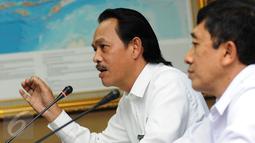 Deputi Pemberantasan BNN, Irjen Pol Arman Depari (kiri) memberi keterangan terkait kasus dua pilot Susi Air di Jakarta, Senin (16/1). Arman menegaskan, pilot Susi Air yang berinisial DA dan BA negatif narkoba. (Liputan6.com/Helmi Fithriansyah)