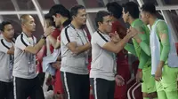 Pelatih Timnas Indonesia, Bima Sakti, menyalami para pemain usai melawan Filipina pada laga Piala AFF 2018 di SUGBK, Jakarta, Minggu (25/11). Kedua negara bermain imbang 0-0. (Bola.com/M. Iqbal Ichsan)