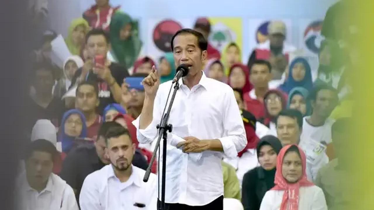 Presiden Joko Widodo (Jokowi) menggelar rapat terbatas mengenai penanganan narkoba di Istana Merdeka, Jakarta.