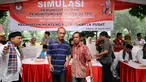 Penyandang disabilitas diantar menuju bilik suara dalam simulasi pemungutan dan penghitungan suara Pilkada DKI Jakarta di Taman Menteng, Sabtu (28/1). Simulasi ini mengedukasi pelaksanaan Pilkada DKI Jakarta, 15 Februari. (Liputan6.com/Helmi Fithriansyah)
