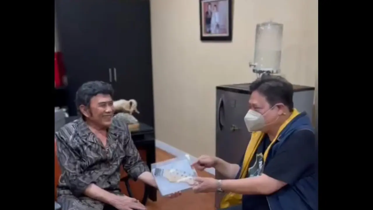Ketua Umum Partai Golkar Airlangga Hartarto memberikan kado untuk Raja Dangdut Rhoma Iramayaitu “head” gitar khusus. (Dok Airlangga Hartarto)