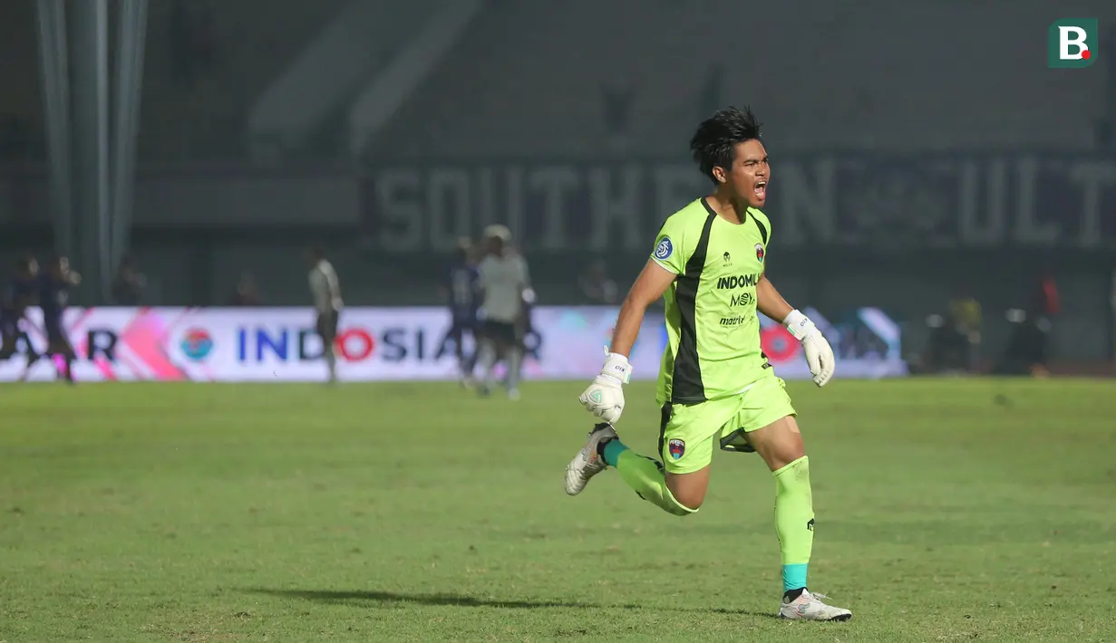 Kiper Persita Tangerang, Kartika Ajie, merayakan gol Ezequiel Vidal ke gawang RANS Nusantara FC pada pekan ke-20 BRI Liga 1 2023/2024 di Stadion Indomilk Arena, Tangerang, Kamis (23/11/2023). Berkat hasil ini, Persita naik ke peringkat 14 klasemen sementara BRI Liga 1 dengan raihan 22 poin. Sementara RANS Nusantara FC harus puas tertahan di peringkat lima dengan raihan 31 poin. (Bola.com/M Iqbal Ichsan)