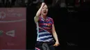 Aksi Chae Yoo-jung saat mencetak angka melawan Greysia/Apriyani pada perempatfinal Daihatsu Indonesia Master 2018 di Istora Senayan, Kamis (26/1/2018). Greysia/Apriyani menang 21-16,21-15 (Bola.com/Nick Hanoatubun)