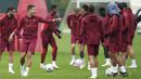 Bek MU, Diogo Dalot (dua kiri), bercengkrama dengan pemain lainnya saat menjalani latihan mengoper bola pendek di Carrington Training Ground, Manchester, Inggris, Selasa (19/9/2023). (AP/PA/Martin Rickett)