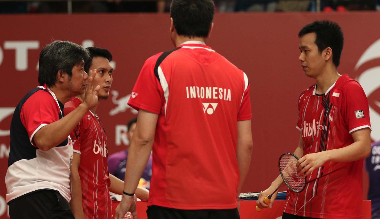 Pelatih bulutangkis ganda putra Indonesia, Herry IP (kiri) dan Aryono Miranat, memberi arahan kepada Mohammad Ahsan/Hendra Setiawan. (Bola.com/Arief Bagus)