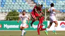 Pemain Timnas Indonesia U-19, Rafli Nursalim berusaha menyundul bola saat bertanding melawan Brunei Darussalam pada Piala AFF U-18 di Stadion Thuwunna, Myanmar, Rabu (13/9/2017). Indonesia menang 8-0 atas Brunei Darussalam. (Liputan6.com/Yoppy Renato)