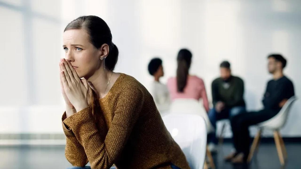 7. Social Anxiety Disorder<br>Rasa takut ekstrem terhadap penilaian orang lain, dengan gejala fisik seperti berkeringat dan gemetar ketika berada di tengah banyak orang.
