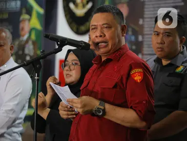 Direktur Penyidikan Jaksa Agung Muda Bidang Tindak Pidana Khusus (Jampidsus) Abdul Qohar saat menyampaikan keterangan terkait penangkapan sekaligus penahanan tiga tersangka Hakim pada Pengadilan Negeri Surabaya di gedung Kejaksaan Agung, Jakarta, Rabu (23/10/2024) malam. (Liputan6.com/Angga Yuniar)