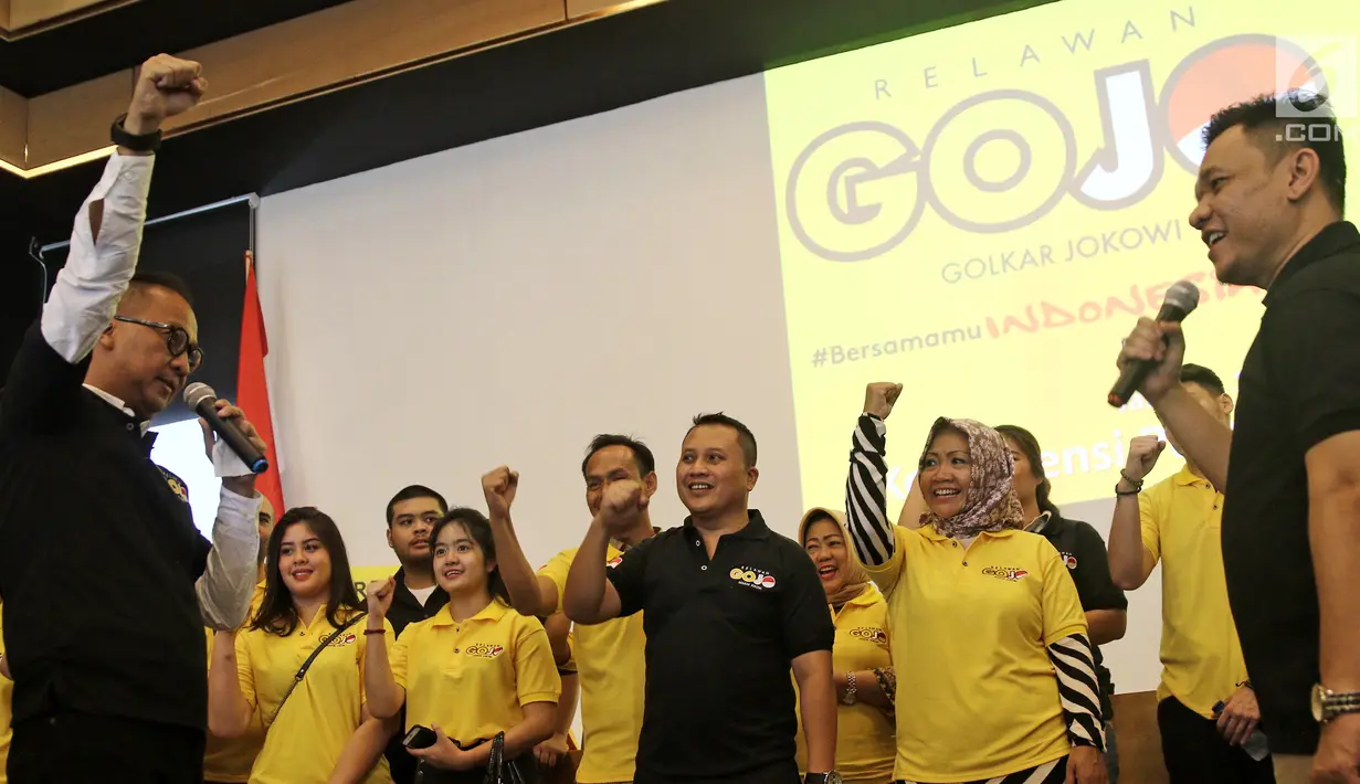 Plt Ketua DPD Golkar DKI Agus Gumiwang Kartasasmita (kiri) memberi sambutan saat peresmian relawan Golkar Jokowi atau Gojo di Jakarta, Jumat (16/3). Partai Golkar membentuk kelompok relawan Gojo jelang Pilpres 2019. (Liputan6.com/Herman Zakharia)