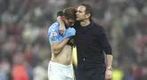 Pelatih Coventry City, Frank Lampard memeluk pemainnya Jack Rudoni setelah timnya kalah dari Sunderland dalam laga leg 2 babak semifinal play off Championship di Stadium of Light, Sunderland, Inggris, Selasa (13/05/2025) waktu setempat. (AP Photo/PA/Owen Humphreys)