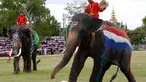 Jelang perhelatan Piala Dunia 2014 di Brasil, sekumpulan gajah berlaga melawan beberapa siswa sekolah di provinsi Ayutthaya, Thailand, (9/6/2014). (REUTERS/Chaiwat Subprasom)