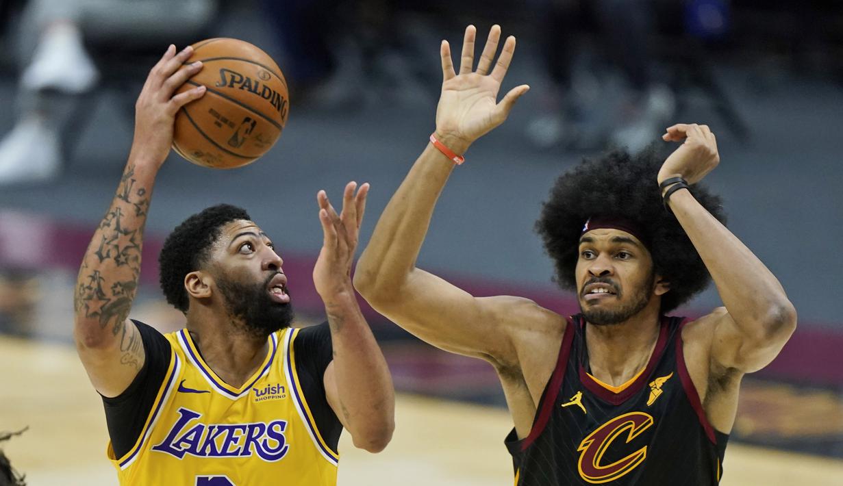 Pebasket LA Lakers, Anthony Davis (kiri) saat akan melempar bola ke ring dalam laga lanjutan babak reguler NBA melawan Cleveland Cavaliers di Quicken Loans Arena, Selasa (26/1/2021). (Foto: AP Photo/Tony Dejak)
