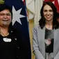 Nanaia Mahuta (kiri), yang memiliki moko kauae - tato tradisional Maori di dagu - dijadikan menteri luar negeri Selandia Baru oleh Perdana Menteri Jacinda Ardern. (Foto: AFP / Bianca De Marchi)