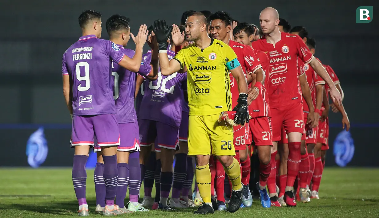<p>Para pemain Persija Jakarta (kanan) bersalaman dengan pemain Persita Tangerang sebelum dimulainya laga lanjutan BRI Liga 1 2022/2023 antara Persita Tangerang melawan Persija Jakarta di Stadion Indomilk Arena, Tangerang, Selasa (28/03/2023). (Bola.com/Bagaskara Lazuardi)</p>