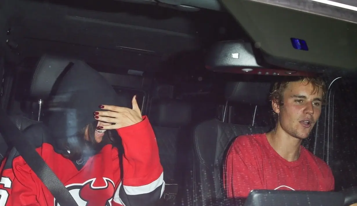 Justin dan Selena pun terlihat santai dengan outfitnya. (Celebrity Deal)