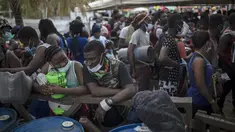Para migran Haiti berkumpul sebelum menaiki perahu menuju Capurgana dekat perbatasan dengan Panama, di Necocli, Kolombia, Rabu (28/7/2021). Ribuan migran telah berkumpul di Necocli saat mereka bergerak ke utara menuju Panama dalam perjalanan mereka ke perbatasan AS. (AP Photo/Ivan Valencia)