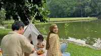 momen piknik dipinggir danau bersama keluarga kecilnya (Dok. Instagram @cut.intannabila)