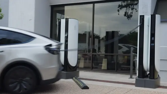 Tesla perkenalkan Fitur 'Kabur Darurat', Kabel Supercharger Boleh Putus