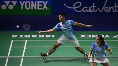 Ganda campuran terbaik Indonesia, Praveen Jordan/Melati Daeva Oktavianti urung tampil di babak 16 Besar Turnamen Bulu Tangkis East Ventures Indonesia Open 2022 di Istora Senayan, Jakarta, Kamis (16/6/2022). Unggulan ke-5 tersebut memberikan kemenangan cuma-cuma kepada lawannya asal Malaysia, Chen Tang Jie/Valeree Siow akibat saraf kejepit Praveen Jordan kambuh. (Bola.com/Bagaskara Lazuardi)