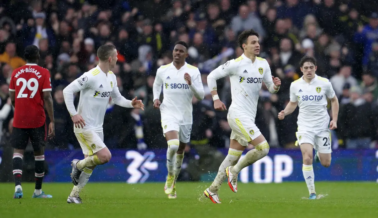 Di babak kedua, Leeds United langsung tancap gas menggempur pertahanan MU. Hasilnya, pada menit ke-53 Rodrigo Moreno memangkas ketertinggalan lewat gol tendangan jauh spektakuler yang menaklukkan David De Gea. (AP/Jon Super)