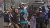 Keluarga korban menangis histeris saat jenazah diambil dari reruntuhan bangunan di daerah yang terkena gempa bumi di Mamuju, Sulawesi Barat, Jumat (15/1/2021). Gempa bermagnitudo 6,2 mengguncang Mamuju, Sulawesi Barat. (AP Photo/Yusuf Wahil)