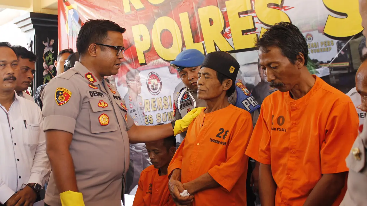 Polres Sumenep menangkap terduga pelaku pembunuhan dengan isu dukun santet. (Foto: Liputan6.com/Fahrul)