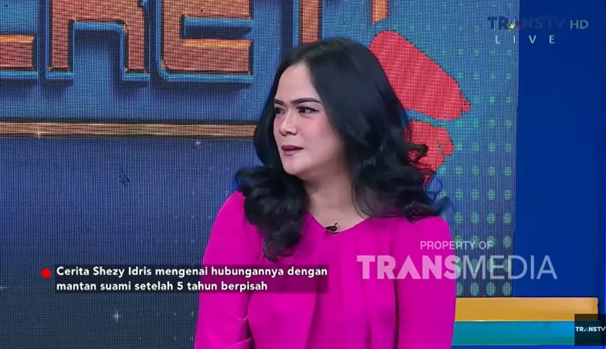 Karena mantan suaminya tak memberikan nafkah, Shezy berjuang sendiri untuk dua anaknya. Bahkan, perempuan kelahiran Jakarta 42 tahun itu rela jualan donat hingga dodol. [Youtube/TRANS TV Official]
