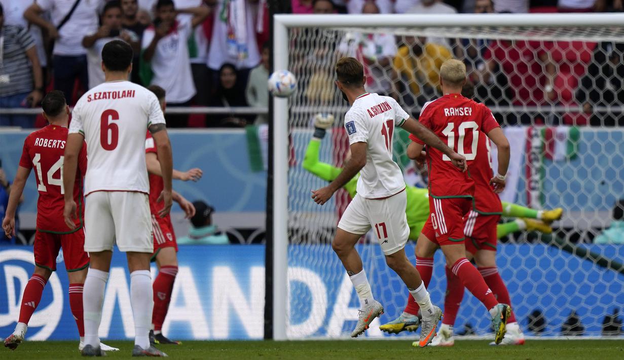 Belum lagi peluang emas Iran lewat tendangan Ali Gholizadeh (dua kanan) yang masih membentur tiang gawang membuat mereka makin frustasi di babak kedua. (AP Photo/Frank Augstein)