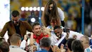 Cristiano Ronaldo berfoto bersama saat merayakan juara Liga Champions di Stadion NSK Olimpiyskiy, Ukraina (26/5). Cristiano Ronaldo berhasil membuat rekor baru sebagai pemain pertama yang meraih lima trofi Liga Champions. (AP/Sergei Grits)