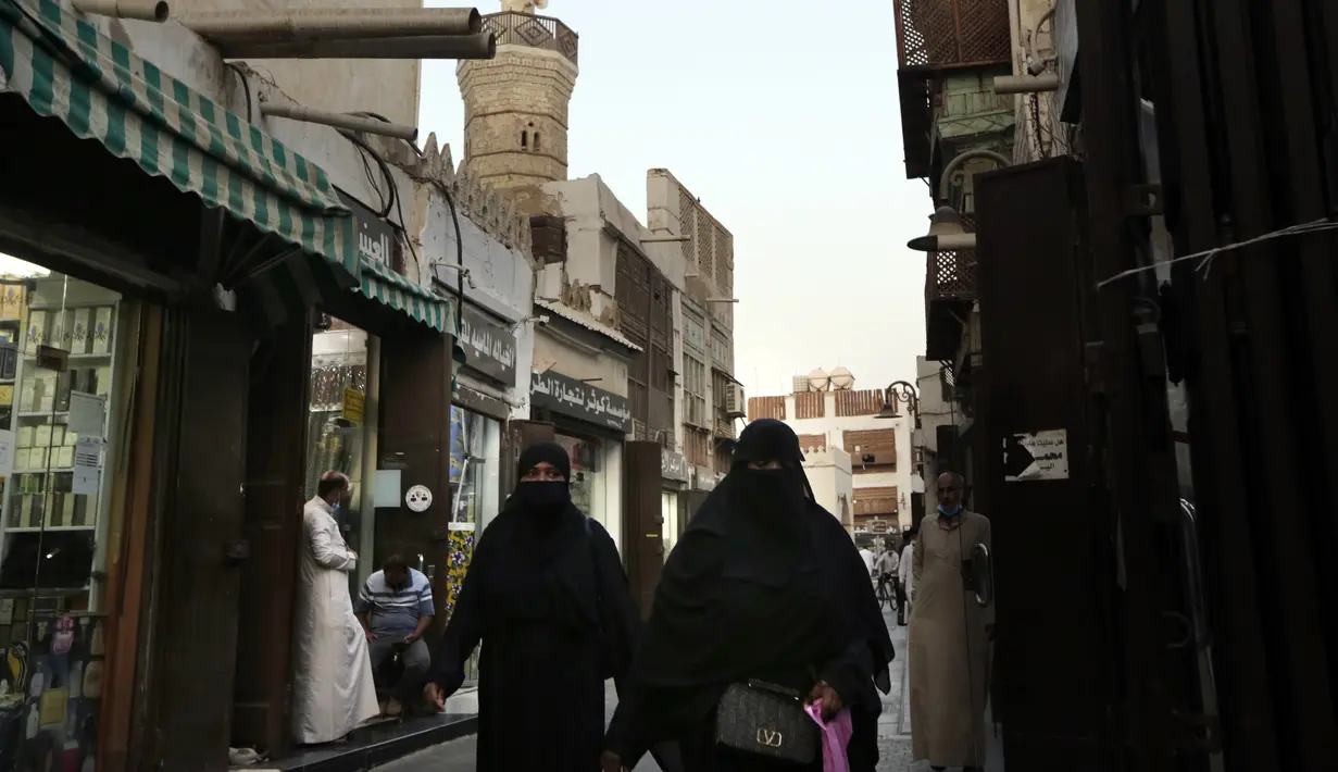 Perempuan berjalan di depan masjid bersejarah Al Shaf'i di Kota Tua Jeddah, Arab Saudi (8/11/2021). Merunut sejarah, di sini dulu jemaah haji dari seluruh dunia menginjakkan kaki saat pertama kali menuju Tanah Suci. (AP Photo/Amr Nabil)