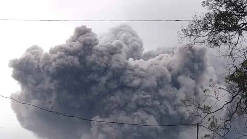 Gunung Semeru Luncurkan Awan Panas