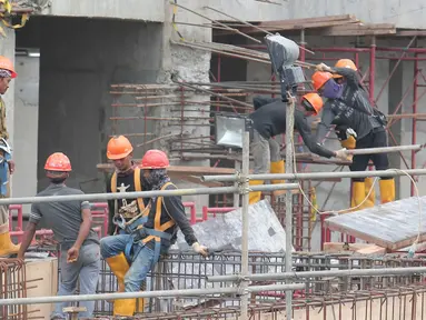 Sejumlah pekerja beraktifitas pada sebuah proyek di Jakarta, Jumat (15/1/2016). BPS  mencatat adanya kenaikan upah nominal harian buruh bangunan nasional pada Desember 2015 sebesar 0,7 %. (Liputan6.com/Angga Yuniar)
