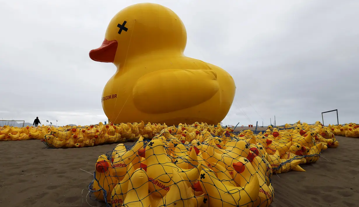 Balon raksasa berbentuk bebek terlihat di pantai Copacabana, Brasil, Minggu (25/10). Kampanye "I will not pay the Duck" ini diselenggarakan oleh Federasi Industri Rio de Janeiro ini mengacu pada industri yang membayar pajak tinggi. (REUTERS/Sergio Moraes)