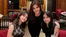 <p>Cut Tari membagikan momen bersama kedua putrinya saat merayakan ulang tahunnya ke 44. Presenter tersebut terlihat seperti kaka adik saat berdampingan dengan anak-anaknya. (Instagram/@cuttaryofficial)</p>