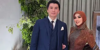 Bersama Reino Barack, Syahrini tampil dengan look serba coral. Dari kerudung polos dipadukan dengan atasan kebaya modern couture dengan sentuhan glamor dan struktural. [@princessyahrini]