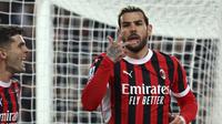 Pemain AC Milan, Theo Hernandez, merayakan gol yang dicetaknya ke gawang Udinese dalam laga giornata 32 Serie A Liga Italia di Bluenergy Stadium, Sabtu (12/4/2025) dini hari WIB. AC Milan menang telak 4-0 dalam laga ini. (Andrea Bressanutti/LaPresse via AP)