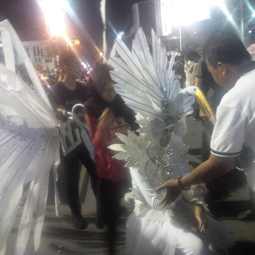 Sayap patah Blekok Semarang mengharuskan melepas kostum karena kelelahan. (foto : Liputan6.com / Felek Wahyu)