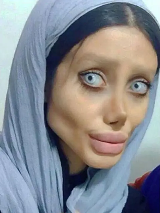 Sahar Tabar berpose dengan kerudung berwarna biru. Tidak hanya operasi plastik selama 50 kali, Sahar juga menjalani diet demi mendapatkan berat badan 40 kg. (Instagram/sahartabar_official)