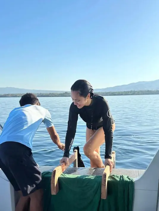Beragam aktivitas seru dilakukan, termasuk hobi kesukaanya, yaitu diving.