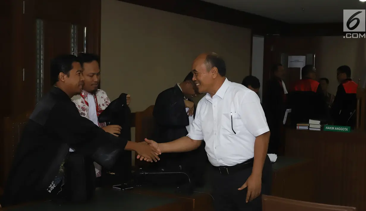 Mantan Direktur Utama PT Asuransi Jasindo, Budi Tjahjono menyalami Jaksa Penuntut Umum KPK usai menjalani sidang perdana di Pengadilan Tipikor, Jakarta, Rabu (5/12). Agenda sidang adalah pembacaan dakwaan oleh jaksa KPK. (Liiputan6.com/Herman Zakharia)
