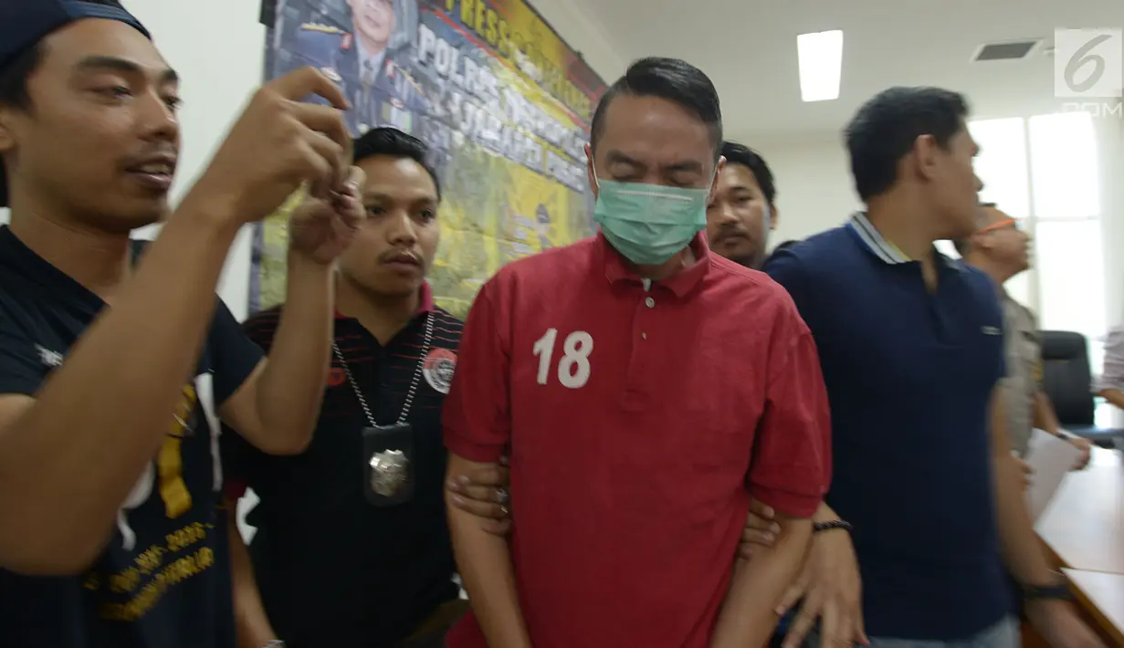 Pelaku pemobil koboi BMW bernopol B1764 PAF, Andy Wibowo (AW) usai jumpa pers di Polres Jakarta Pusat, Sabtu (15/6/2019). Aksi pelaku pemobil koboi Andy Wibowo (AW) ini terekam oleh CCTV dan warganet mengunggah video tersebut dan viral di media sosil. (merdeka.com/Imam Buhori)