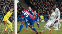 Pemain FC Basel, Manuel Akanji menyundul bola melewati gawang Manchester United pada matchday kelima Grup A Liga Champions di Stadion St Jakob Park, Rabu (22/11). Manchester United takluk 0-1 di markas Basel. (Georgios Kefalas/Keystone via AP)