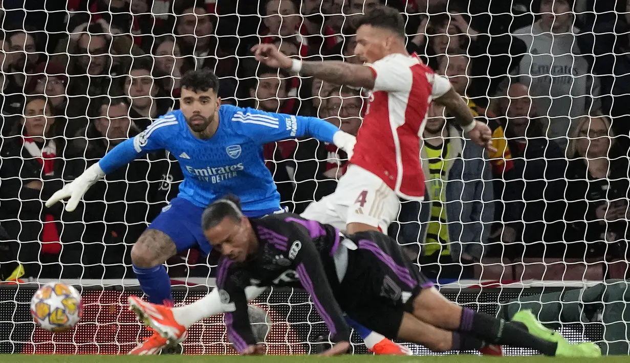 Gelandang Bayern Munchen, Leroy Sane dijatuhkan bek Arsenal, Ben White di dalam kotak penalti yang menghasilkan tendangan penalti pada laga leg pertama babak perempatfinal Liga Champions 2023/2024 di Emirates Stadium, London, Selasa (9/4/2024) malam. (AP Photo/Frank Augstein)