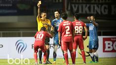 Wasit memberikan kartu merah kepada pemain Persib Bandung, Vladimir Vujovic dan pemain Semen Padang, Vendry Mofu pada perebutan tempat ketiga Piala Presiden 2017 di Stadion Pakansari, Bogor, Sabtu (11/3/2017). (Bola.com/Nicklas Hanoatubun)