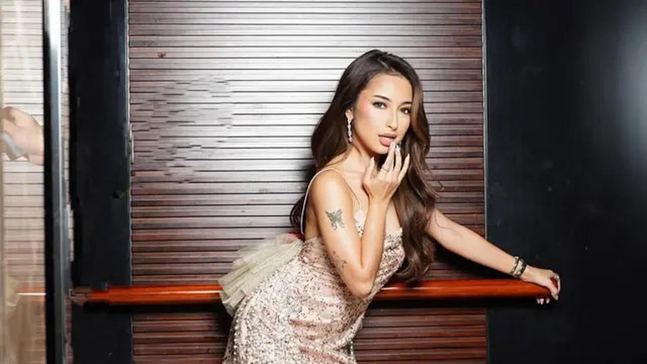 Glamor dan Berani, Gaya Jennifer Coppen Tampil Stunning Jadi Model Parfum Milik Justin Hubner