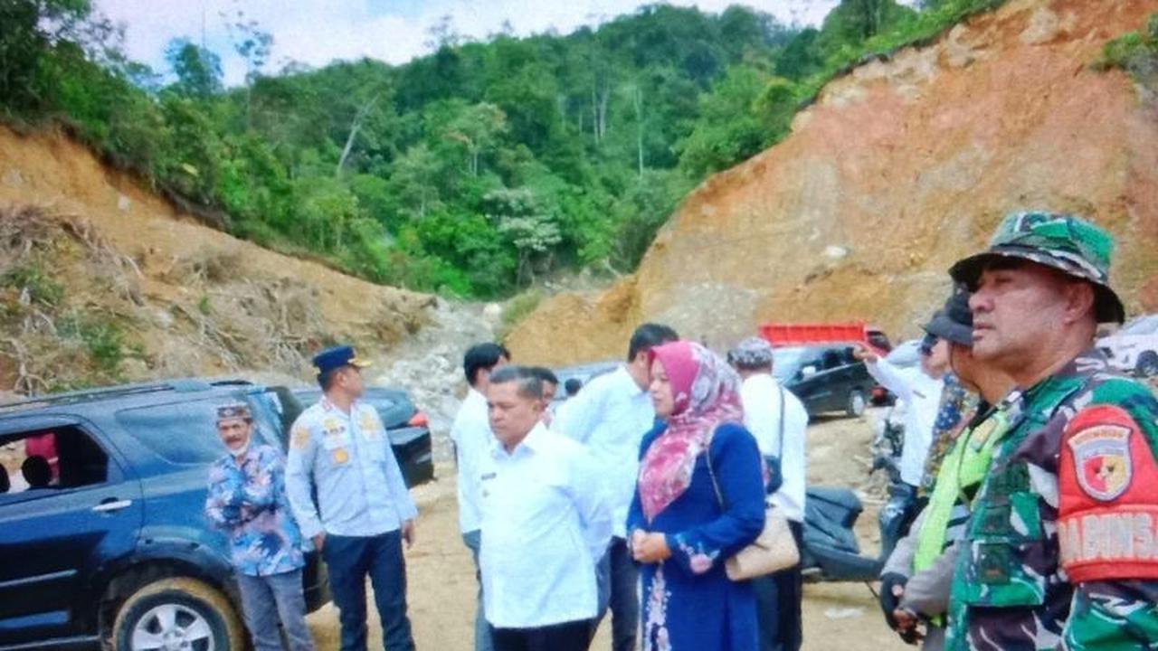 Pemkab Agam Kebut Pembersihan Longsor Jalan Lubuk Basung-Bukittinggi Jelang Idul Fitri 1447 H