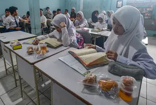 Tote bag ini dibuat dua warna berbeda agar mudah diidentifikasi dalam distribusi MBG antara periode pertama ke periode selanjutnya. Tampak dalam foto, siswa menerima makanan program Makan Bergizi Gratis (MBG) Ramadan di SDI Al Hidayah, Cinere, Depok, Selasa (24/2/2026). (merdeka.com/Arie Basuki)