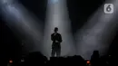 Penyanyi Tulus tampil menghibur penggemarnya saat konser bertajuk “Tulus Tur Manusia 2023" di Jiexpo Kemayoran, Jakarta Pusat, Jumat (3/3/2023). Konser bertajuk Tur Manusia 2023 di Jakarta menjadi penutup perjalanan rangkaian konser Tulus, yang telah digelar di 11 kota di Indonesia.  (Liputan6.com/Faizal Fanani)